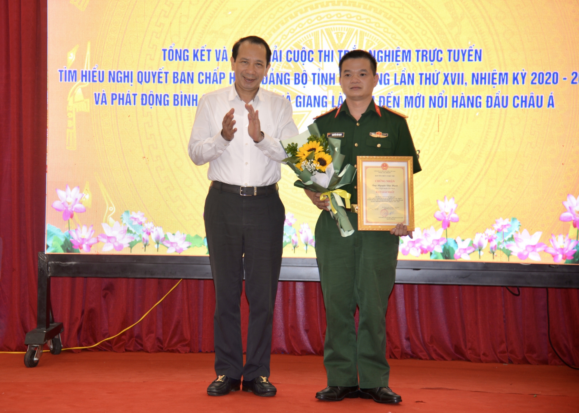 Phó Chủ tịch UBND tỉnh Trần Đức Quý trao giải Nhất cho cá nhân