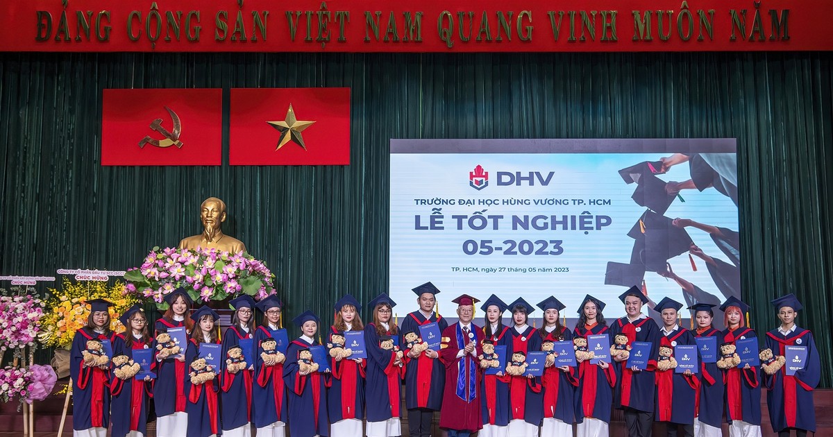 Trường ĐH Hùng Vương TPHCM trao bằng tốt nghiệp sớm cho sinh viên