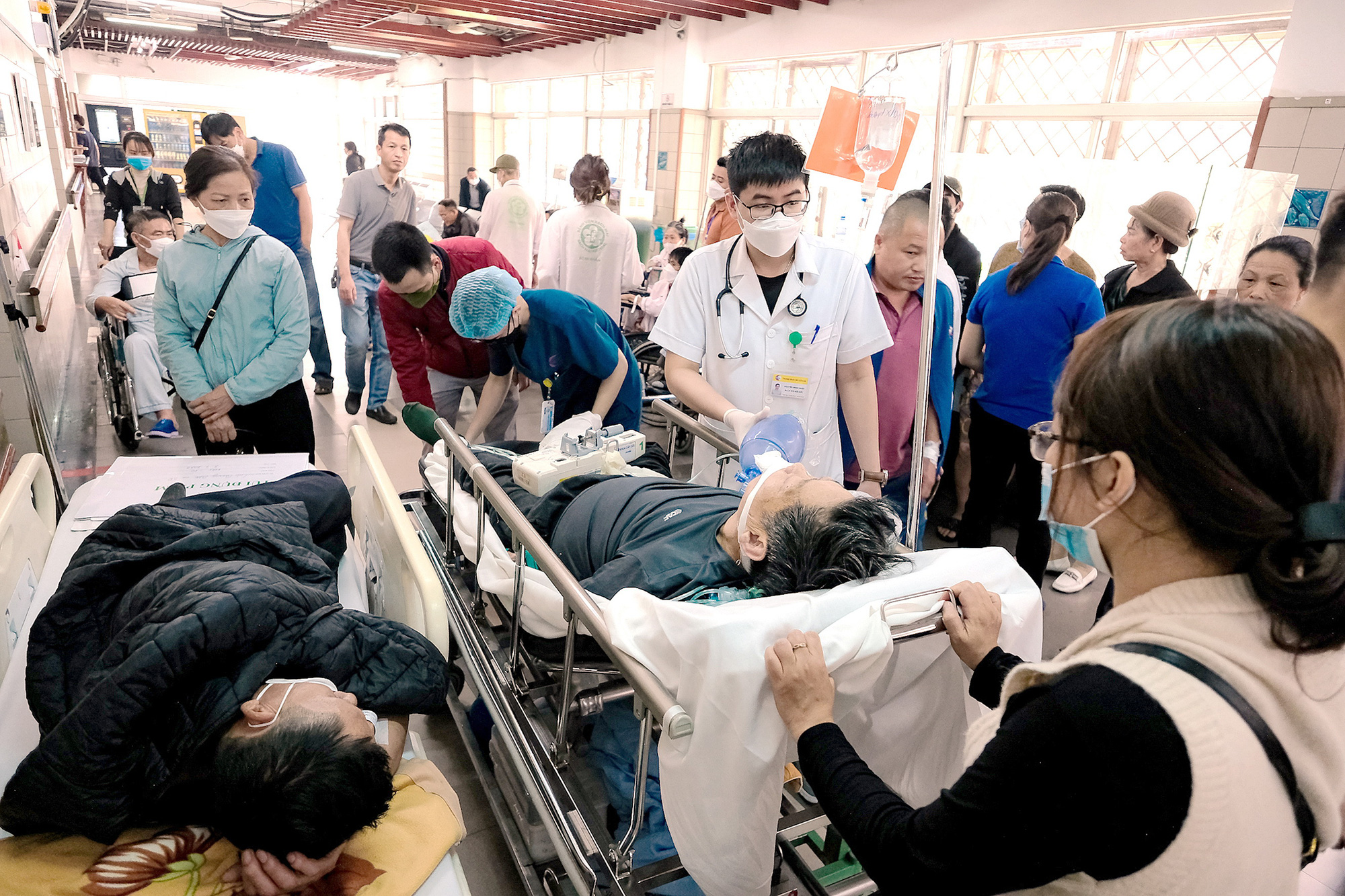 Các bác sĩ, y tá làm việc tại Bệnh viện Bạch Mai - Ảnh: NAM TRẦN